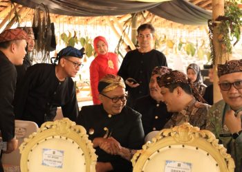 Pj. Wali Kota Bekasi Saksikan Menkumham Dinobatkan Gelar Sinatria Pinayungan dari Masyarakat Adat Jawa Barat