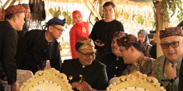 Pj. Wali Kota Bekasi Saksikan Menkumham Dinobatkan Gelar Sinatria Pinayungan dari Masyarakat Adat Jawa Barat