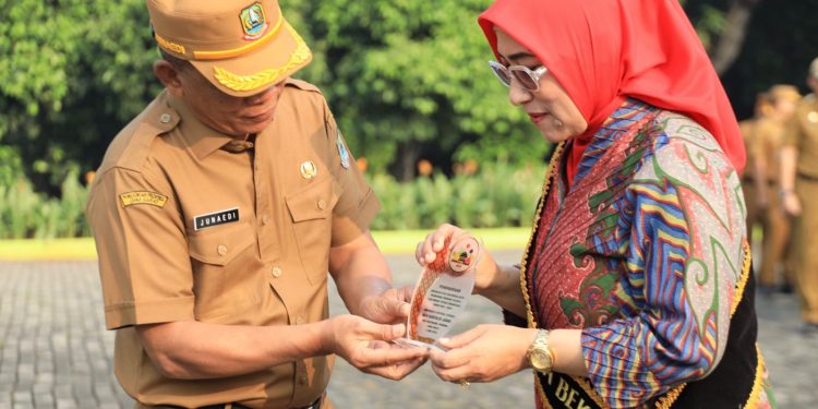Bunda Literasi, Yolla Gani Serahkan Penghargaan untuk Penggiat Literasi di GLN Gareulis Jabar dan Duta Baca Kota Bekasi Tahun 2024