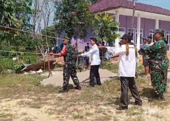 Dandim 0415/Jambi Bersama Pj Bupati MA Jambi Lakukan Perobohan Rumah untuk Renovasi RTLH