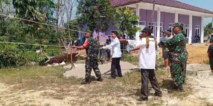 Dandim 0415/Jambi Bersama Pj Bupati MA Jambi Lakukan Perobohan Rumah untuk Renovasi RTLH
