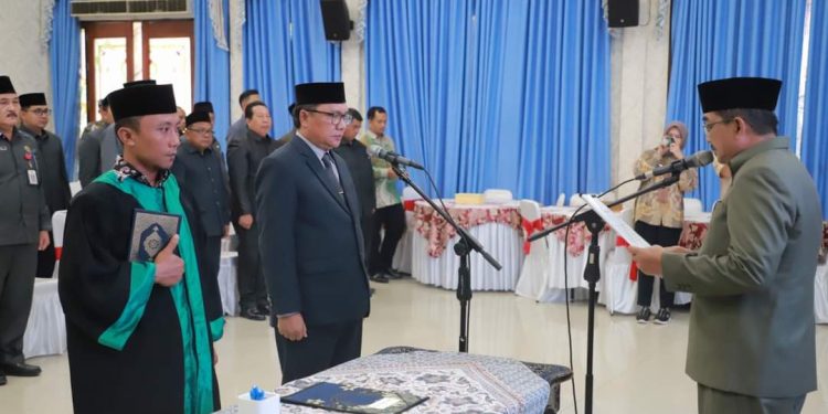 Bupati Tanjabbar Lantik dan Ambil Sumpah Jabatan Pejabat Sekretaris Daerah