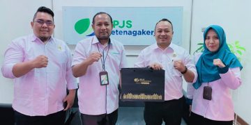 Ketua Persatuan Wartawan Indonesia (PWI) Bekasi Raya, Ade Muksin, didampingi oleh Sekretaris, Michael LL Lengkong, melakukan audiensi dengan Kepala Kantor Cabang BPJS Ketenagakerjaan Kota Bekasi