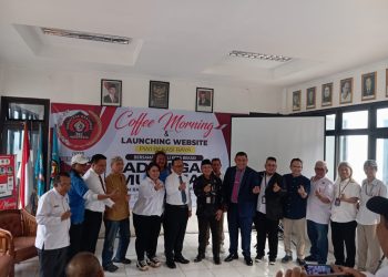 Wali Kota Bekasi R Gani Muhamad memberikan apresiasi kepada Persatuan Wartawan Indonesia (PWI) Bekasi Raya atas terselenggaranya acara Coffee Morning dan launching Website pwi.bekasiraya.or.id.