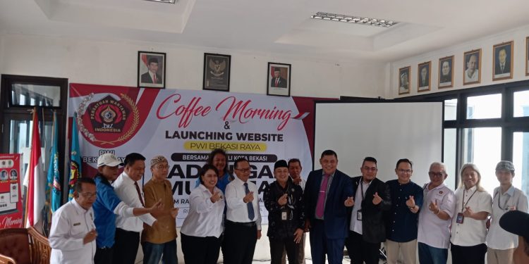 Wali Kota Bekasi R Gani Muhamad memberikan apresiasi kepada Persatuan Wartawan Indonesia (PWI) Bekasi Raya atas terselenggaranya acara Coffee Morning dan launching Website pwi.bekasiraya.or.id.