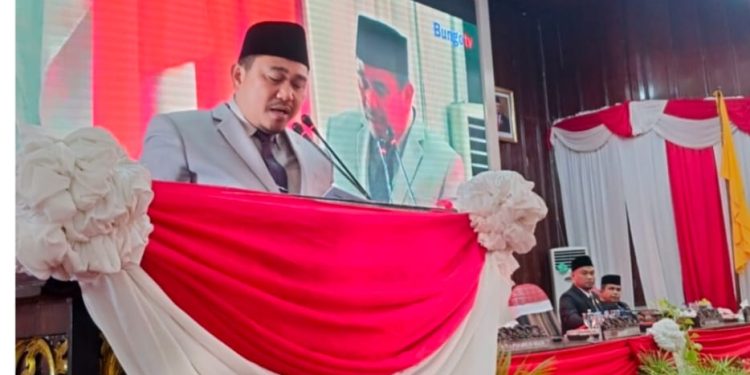 BUPATI BUNGO HADIRI PELANTIKAN DAN PENGAMBILAN SUMPAH JANJI 35 ORANG ANGGOTA DPRD TERPILIH TAHUN 2024-2029