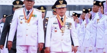 Hadiri Upacara Penurunan Bendera, Gubernur Tegaskan Bangun Bangsa dengan Persatuan