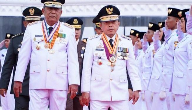 Hadiri Upacara Penurunan Bendera, Gubernur Tegaskan Bangun Bangsa dengan Persatuan