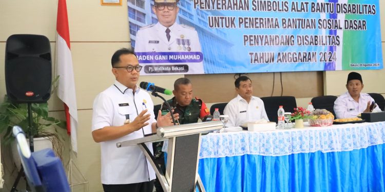 Peduli Disabilitas, Pemerintah Kota Bekasi Serahkan Bantuan Sosial Dasar