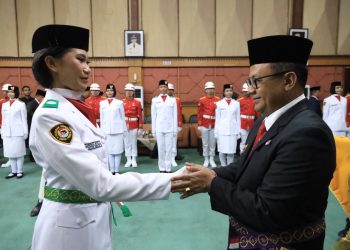 Pj. Wali Kota Bekasi Kukuhkan Paskibraka Tingkat Kota Bekasi Tahun 2024