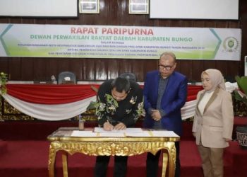 Bupati Bungo H.Mashuri.SP.ME Menghadiri rapat paripurna dng Agenda penandatanganan nota Kesepakatan KUA dan PPAS Tahun Anggaran 2025