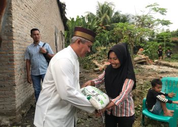 Calon Bupati Batu Bara Darwis Sambangi Warga Terdampak Puting Beliung