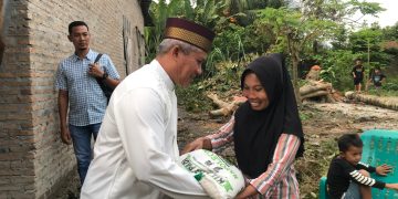 Calon Bupati Batu Bara Darwis Sambangi Warga Terdampak Puting Beliung