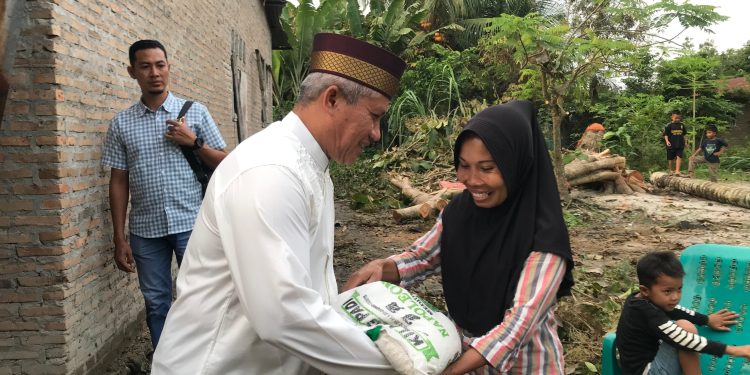 Calon Bupati Batu Bara Darwis Sambangi Warga Terdampak Puting Beliung