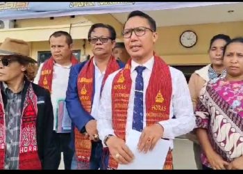 Matatelinga. Toba. Karena status JP dan BS hingga saat ini belum jelas sebagai tersangka, pengacara Manotar Tampubolon dan tim  mendatangi Polres Toba Kabupaten Toba Sumatera Utara, Selasa (1/10/2024) di Parparean Posea