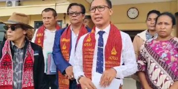 Matatelinga. Toba. Karena status JP dan BS hingga saat ini belum jelas sebagai tersangka, pengacara Manotar Tampubolon dan tim  mendatangi Polres Toba Kabupaten Toba Sumatera Utara, Selasa (1/10/2024) di Parparean Posea
