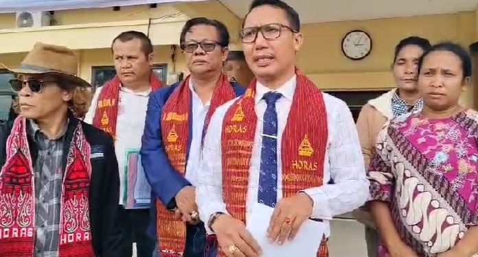 Matatelinga. Toba. Karena status JP dan BS hingga saat ini belum jelas sebagai tersangka, pengacara Manotar Tampubolon dan tim mendatangi Polres Toba Kabupaten Toba Sumatera Utara, Selasa (1/10/2024) di Parparean Posea