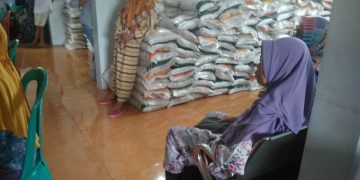 Kelurahan Sumelap Salurkan Bantuan beras Pemerintah ( CBP) Kepada 1375 Orang PBP