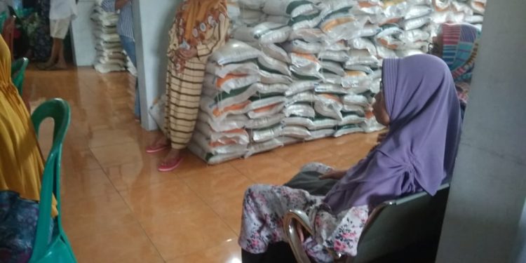 Kelurahan Sumelap Salurkan Bantuan beras Pemerintah ( CBP) Kepada 1375 Orang PBP