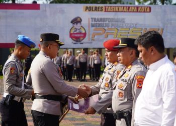 Personil Yang Membantu Tugas Polri Diberikan Penghargaan Oleh Kapolres Kota Tasik Malaya