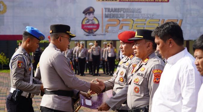 Personil Yang Membantu Tugas Polri Diberikan Penghargaan Oleh Kapolres Kota Tasik Malaya