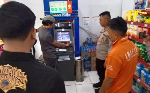 Polres Kota Tasik Olah TKP Kasus Ganjal ATM Di Mangkubumi, Temukan Barang Bukti Berupa Tusuk Gigi