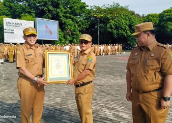 Asda II Kota Bekasi Pembina Apel Pagi dan Serahkan Sejumlah Penghargaan