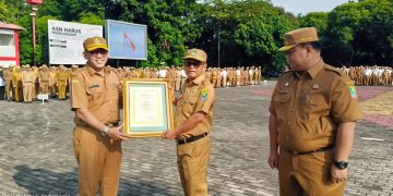 Asda II Kota Bekasi Pembina Apel Pagi dan Serahkan Sejumlah Penghargaan