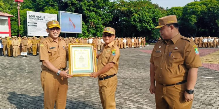 Asda II Kota Bekasi Pembina Apel Pagi dan Serahkan Sejumlah Penghargaan