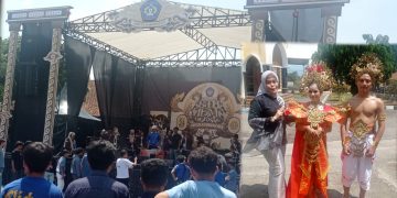 Dalam Rangka Memperingati Anniversary Yang Ke-24 SMA Negeri 8 Kota Tasikmalaya Mengadakan Pentas Seni Dan Istigosah