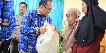 Pj. Wali Kota Bekasi Melalui Dinas Ketapang Salurkan Bantuan Cadangan Pangan Pemerintah Daerah