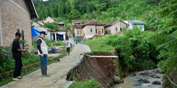 Bupati Dendi Ramadhona Tinjau Warga Terdampak Banjir di Desa Sukajaya Lempasing Teluk Pandan