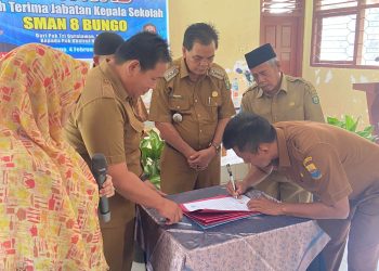 Penandatangan Berita Acara Serah Terima Jabatan Kepala Sekolah SMA Negeri 8 Bungo; Langkah Menuju Pendidikan Yang Berkualitas,