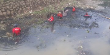 Sukseskan 100 hari Kerja Wali Kota Bekasi, Tim URC Pematusan DBMSA Bersihkan Kali