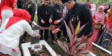 Ziarah dan Tabur Bunga di TMP Bulak Kapal dalam Rangka HUT Ke-28 Kota Bekasi