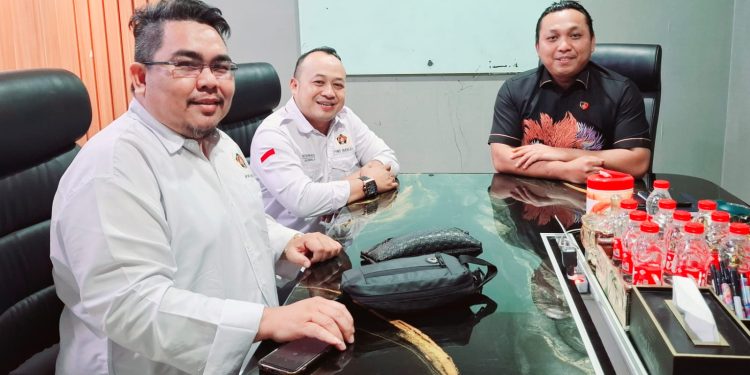 Ketua Persatuan Wartawan Indonesia (PWI) Bekasi Raya, Ade Muksin didampingi Sekretaris Michael L.L.Lengkong audiensi wadengan Kepala Satuan Reserse Kriminal (Kasat Reskrim) Polres Metro Bekasi Kota