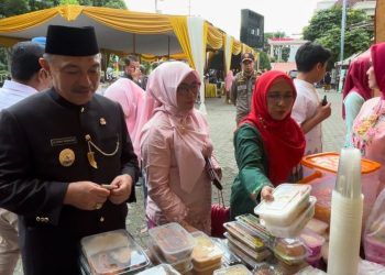 Bersama Istri Tercinta, Wawali Bobihoe Ngabuburit Borong Jajanan UMKM