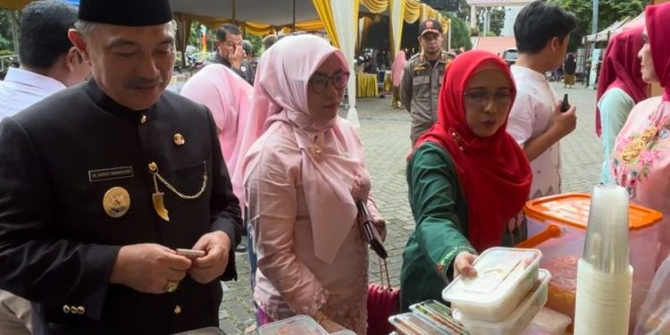 Bersama Istri Tercinta, Wawali Bobihoe Ngabuburit Borong Jajanan UMKM