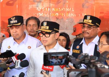 Dapat Bantuan, Wali Kota Bekasi Tri Mendata Korban Banjir Sesuai Kriteria