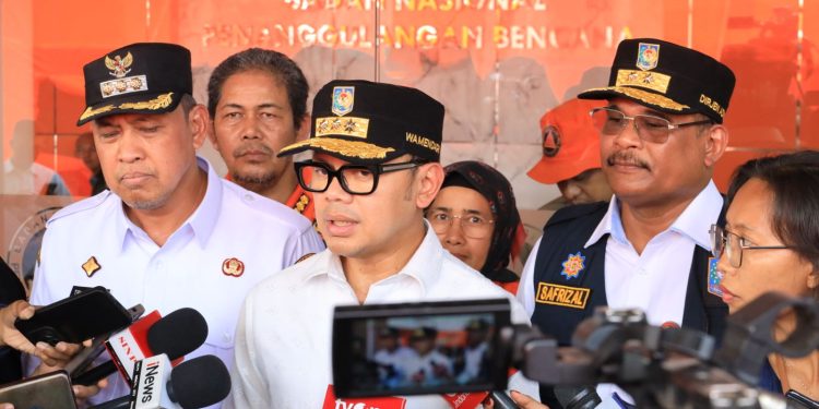 Dapat Bantuan, Wali Kota Bekasi Tri Mendata Korban Banjir Sesuai Kriteria