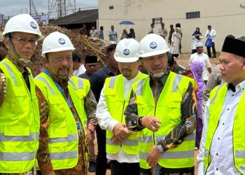 Monitoring K3, Wali Kota Bekasi Bagikan Alat Kebersihan di Kelurahan Jatirasa