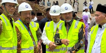 Monitoring K3, Wali Kota Bekasi Bagikan Alat Kebersihan di Kelurahan Jatirasa