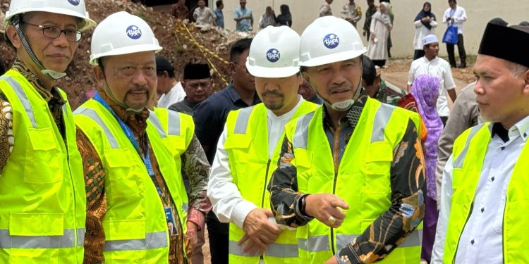 Monitoring K3, Wali Kota Bekasi Bagikan Alat Kebersihan di Kelurahan Jatirasa