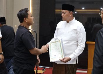 Tarawih Keliling di Jatibening, Tri Serahkan Ijazah Siswi yang Tertahan 10 Tahun di Sekolah