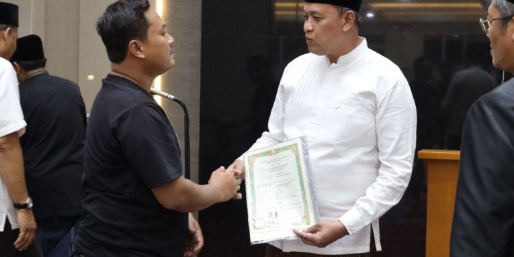 Tarawih Keliling di Jatibening, Tri Serahkan Ijazah Siswi yang Tertahan 10 Tahun di Sekolah