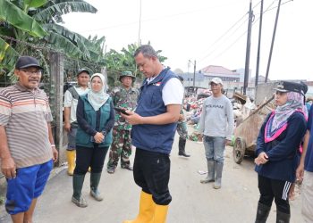 Tri Adhianto Instruksikan Dinas LH Segera Angkut Sampah di Titik-Titik Terdampak Banjir