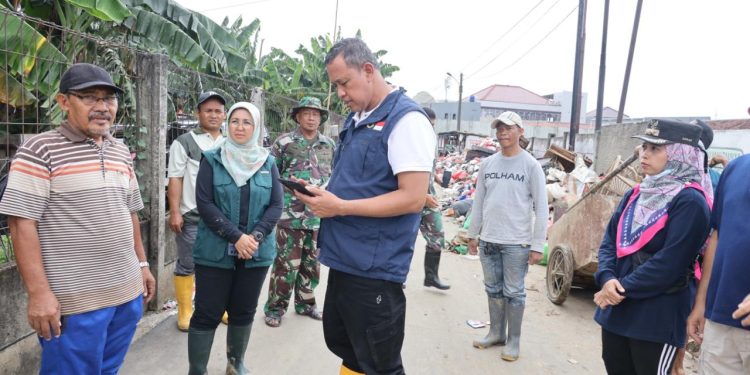 Tri Adhianto Instruksikan Dinas LH Segera Angkut Sampah di Titik-Titik Terdampak Banjir