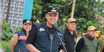 Tri Adhianto Pastikan Semua Personel Turun Bantu Warga Pembersihan Pasca Banjir