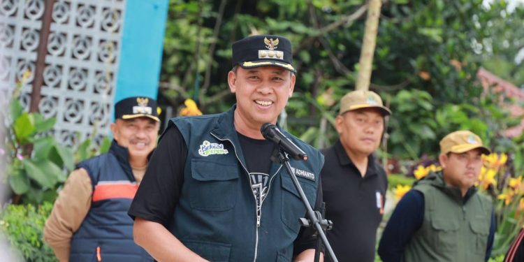 Tri Adhianto Pastikan Semua Personel Turun Bantu Warga Pembersihan Pasca Banjir