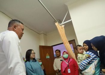 Usai Sidak Puskesmas, Wali Kota Bekasi Jenguk Bayi Korban Obat Kadaluwarsa di RSUD CAM.